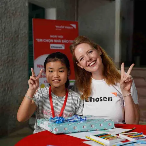 World Vision Unterstützerin Olivia Marei mit ihrem Patenkind Vy
