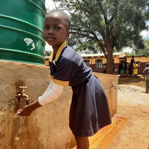 World Vision Patenkind am neuen Wassertank