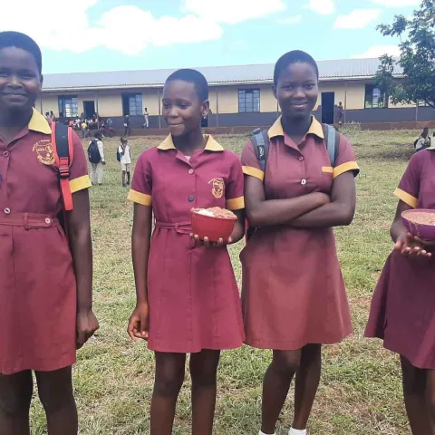 World Vision Patenkinder in Schuluniform