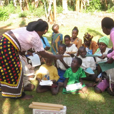 World Vision verteilt Übungsbücher