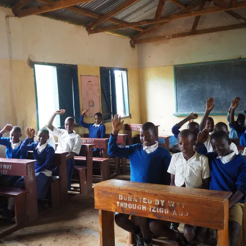 World Vision hilft mit neuen Schulbänken
