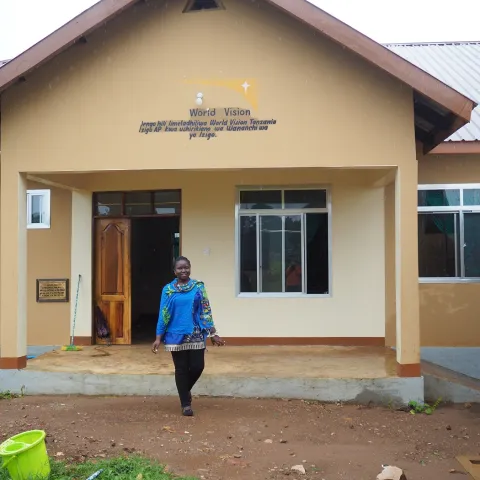 World Vision baut eine Entbindungssation