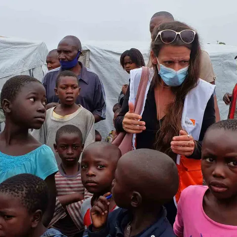 World Vision Mitarbeiterin Melanie Assauer trifft im Flüchtlingslager auch viele Kinder