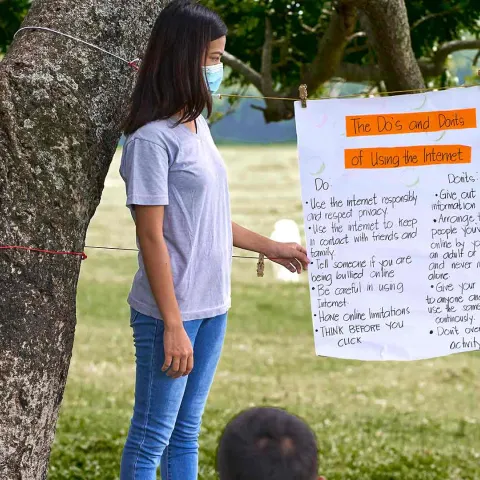 Michaela erklärt Do's und Don'ts im Internet