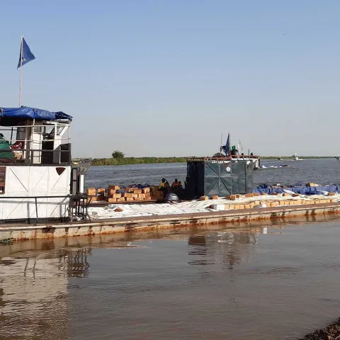 Flusstransport von humanitärer Hilfe im Südsudan