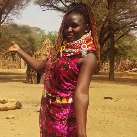 Pauline trägt traditionelle Turkana-Kleidung