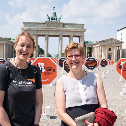 Aktionstag Hände weg von meiner Kindheit in Berlin: Gudrun Schattschneider und Susann Rüthrich, MdB (SPD)
