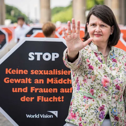 Aktionstag Hände weg von meiner Kindheit in Berlin: Dr. Maria Flachsbarth, MdB (CDU), 