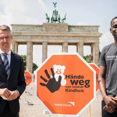 Aktionstag Hände weg von meiner Kindheit in Berlin: Prof. Dr. Lars Castellucci, MdB (SPD) und Innocent Opwonya