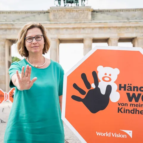 Aktionstag Hände weg von meiner Kindheit in Berlin: Bettina M. Wiesmann, MdB (CDU)