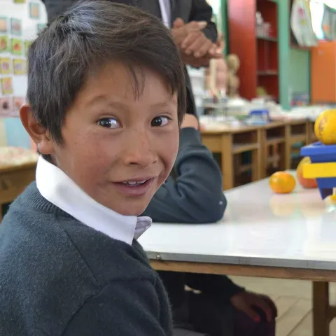 Junge in seiner Klasse in Peru