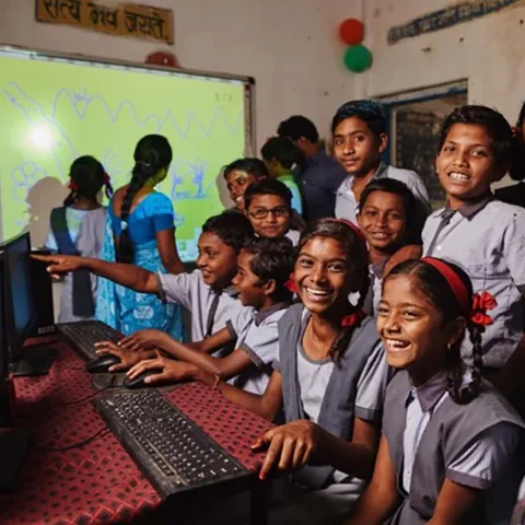 Kinder mit Computern in der Schule in Indien