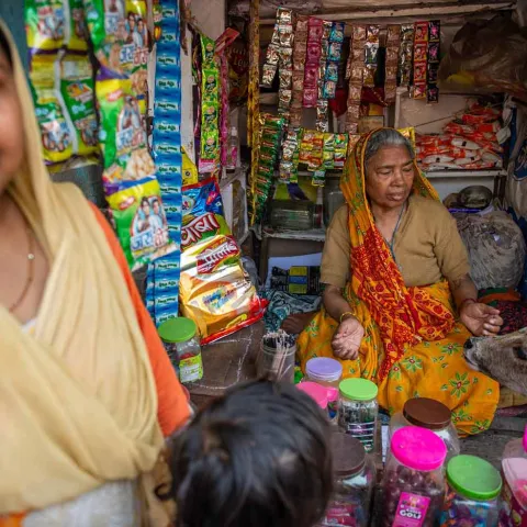 Frauen betreiben einen eigenen Laden in Indien