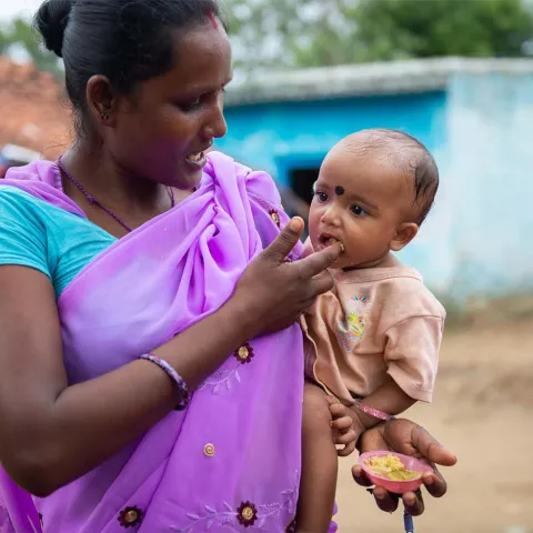 Mutter mit Baby in Indien