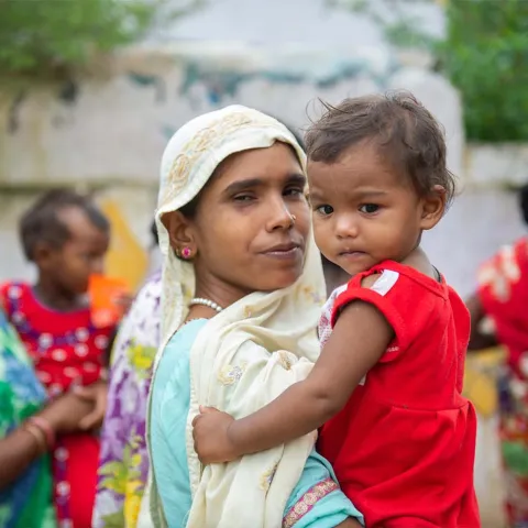 Mütter mit ihren Kindern in Indien
