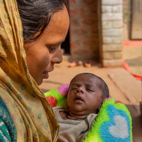 Mutter mit Baby in Indien