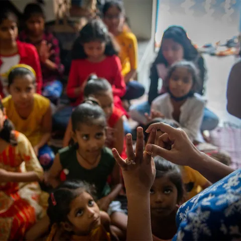 Kindergruppe wird über Kinderrechte informiert in Indien