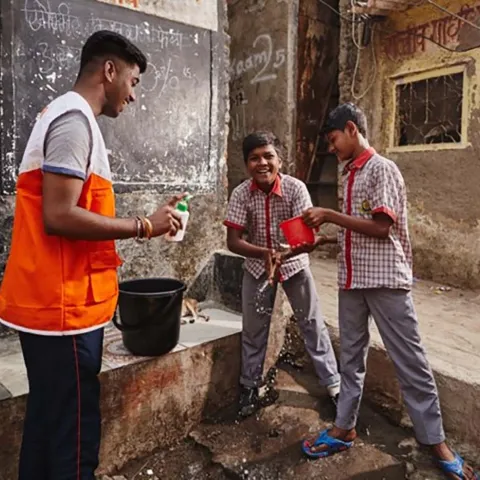 World Vision Mitarbeiter und Kinder in Indien beim Händewaschen