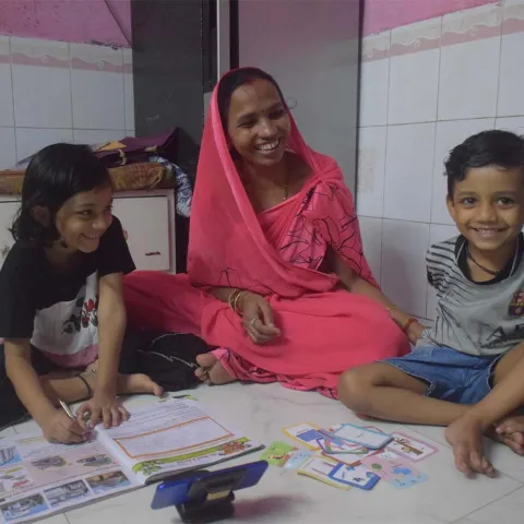 Mutter mit ihren Kindern in Indien