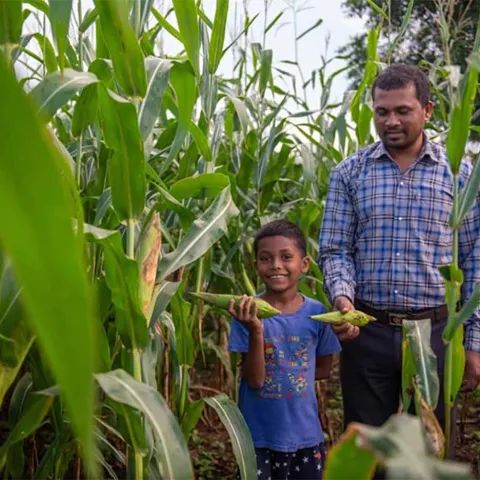 Nanuram mit seinem Sohn in seinem Feld