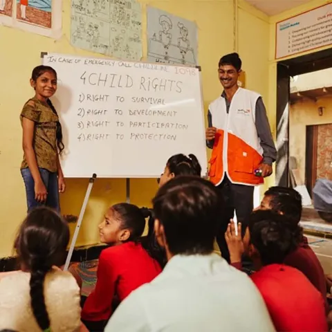 World Vision Mitarbeiter mit Kindern in einer Schulung zu Kinderrechten