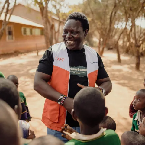 World Vision Mitarbeiter mit Schulkinder