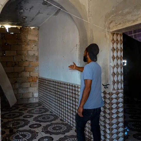 Ali zeigt die Arbeiten beim Wiederaufbau seines Hauses in Syrien