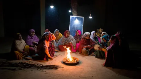 Frauen in Indien treffen sich dank Solarlampen auch abends.