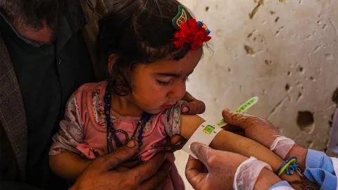 Mädchen aus Afghanistan bei einer medizinischen Untersuchung auf Mangelernährung