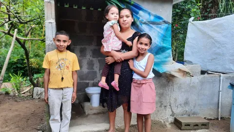 Alexa mit ihrer Mama und ihrem Bruder