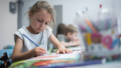 Ukrainisches Mädchen an der Schulbank