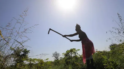 Joyce aus Uganda bei der Arbeit