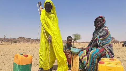 Kinder in Mauretanien vor Wasserstelle