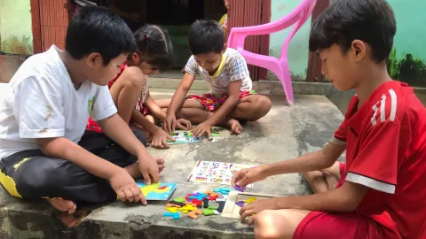 In Myanmar können aktuell viele Kinder nicht zur Schule gehen - daher hilft World Vision mit Bildungspaketen.