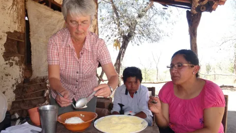 Die Mutter von Everth hat bei einem Patenbesuch gekocht