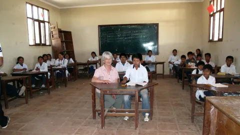 Patin besucht ihr Patenkind in seiner Schule in Tekove_Bolivien