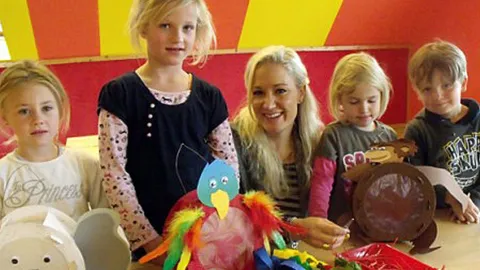 Janine Kunze als World Vision Botschafterin bei der Aktion Lichterkinder