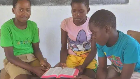 Lesefördung in Simbabwe dank Patenschaften, die durch World Vision vermittelt wurden