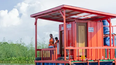 Schwimmende Latrine
