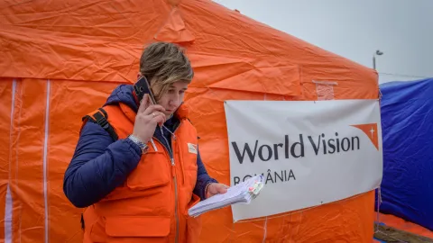 World-Vision-Fachkraft im Hilfseinsatz für Kinder an der rumänisch-ukrainischen Grenze