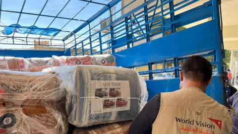 World Vision Mitarbeiter am Gepäck Ausladen