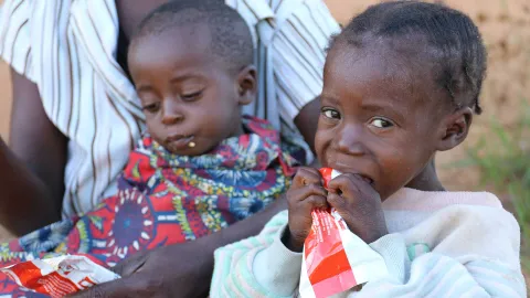 2 afrikanische Kinder werden mit Aufbaunahrung versorgt