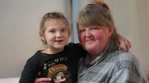 Alleinerziehende Mutter aus der Ukraine floh mit Tochter aus dem Kampfgebiet im Osten nach Dnipro.