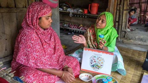 Rumana berät Fatema zu gesunder Ernährung