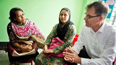 Entwicklungsminister Müller beim Treffen mit Textilarbeiterinnen