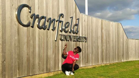 Pauline vor der Universität in England