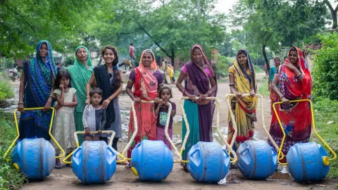 Frauen mit Wasserrädern in Indien