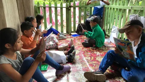Kinder beim lesen