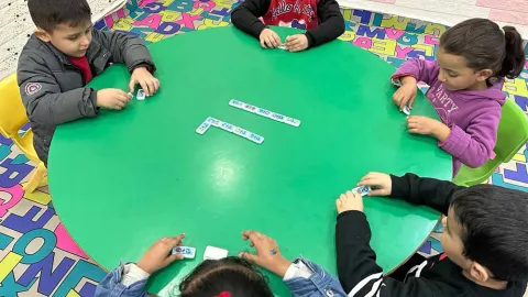 Geflüchtete syrische Kinder beim spielerischen Lernen