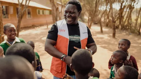 World Vision Mitarbeiter mit Schulkinder